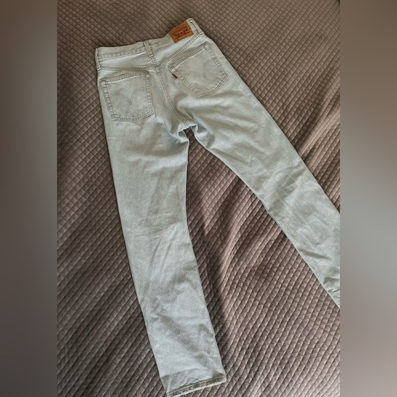 High Wasted Levi Jeans - Picture 3 of 3